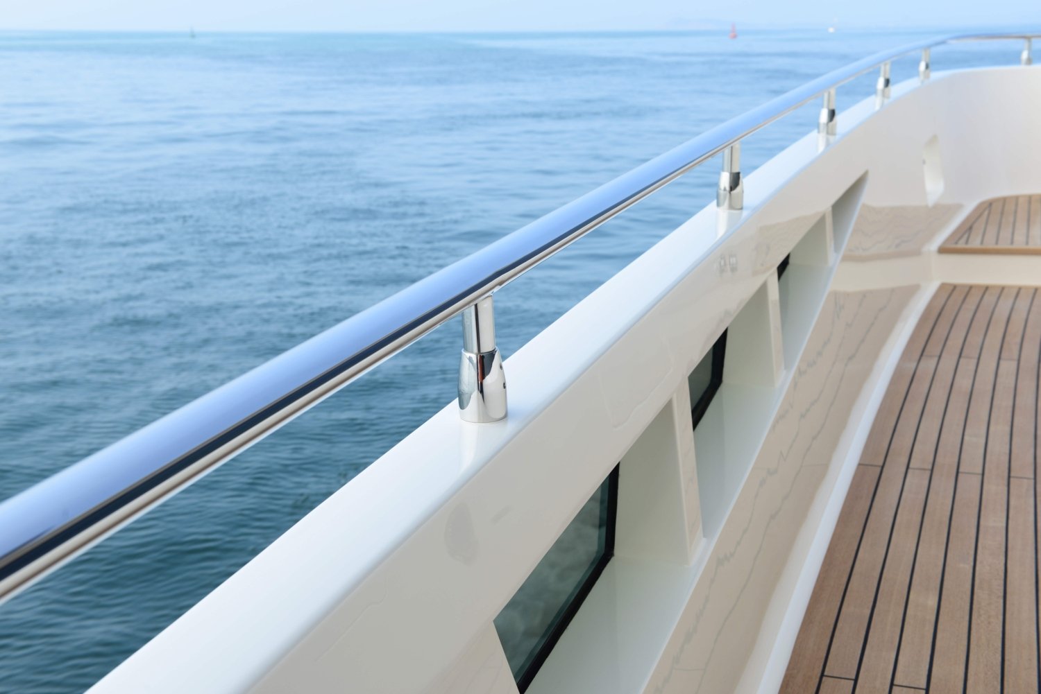 High-Gloss Finish of Stainless Steel Railings for Luxury Yachts